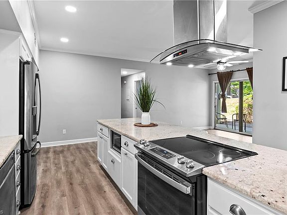 4th image of 376 Meadows Cir