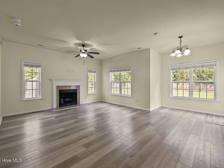 1004 Summerfield Ct — Photo 4