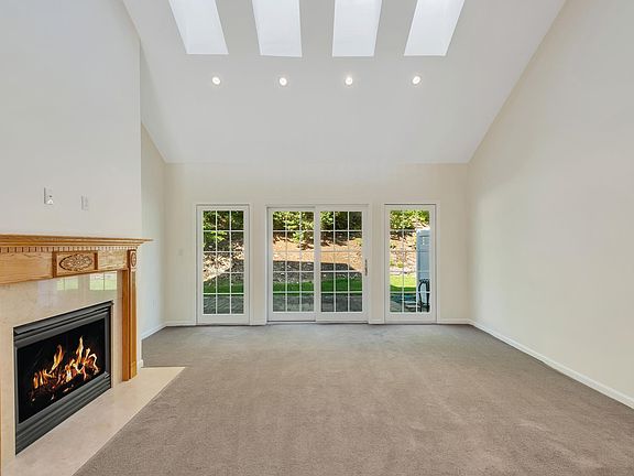 4th image of 162 Pond View Dr