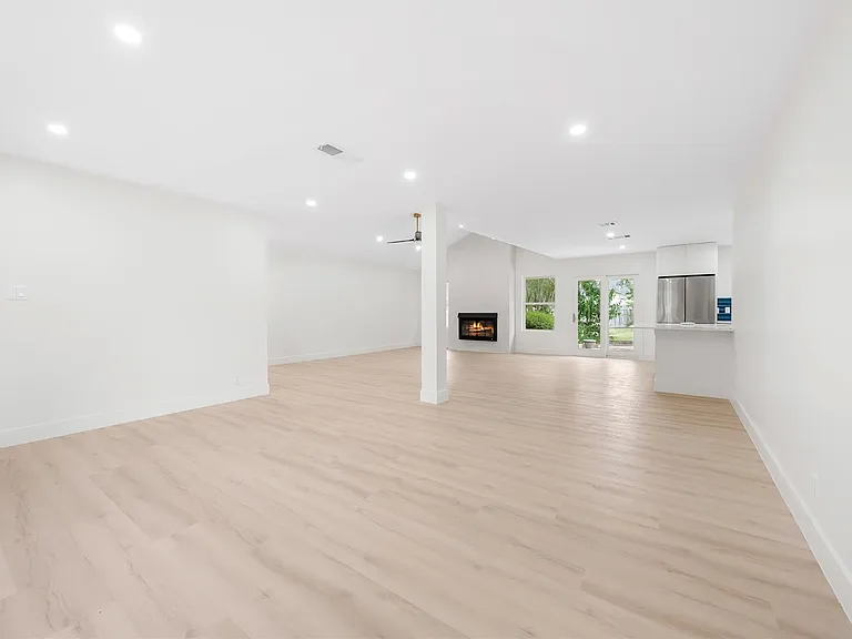 1403 Creekview Dr — Photo 8