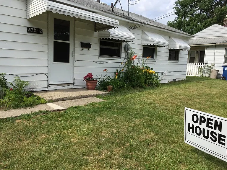 33812 Calumet Ct — Photo 2