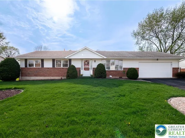 1424 Oak Dr, Macungie, PA 18062
