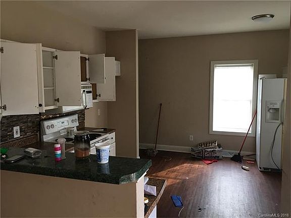 3rd image of 5928 Amberly Ln