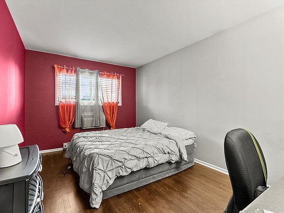 2nd image of 1S124 Winthrop Ln