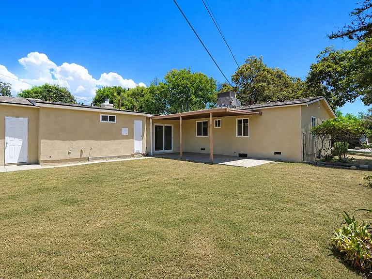 677 N Tulare Way — Photo 16