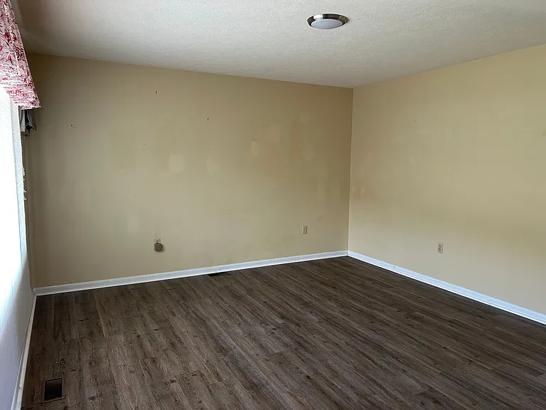 1423 Summerville Rd — Photo 13