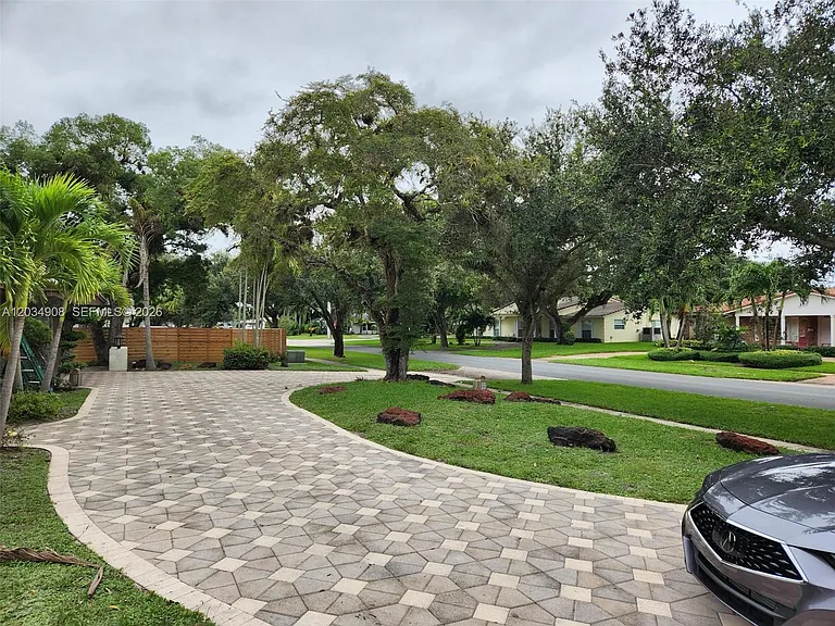 5860 SW 8th St — Photo 3