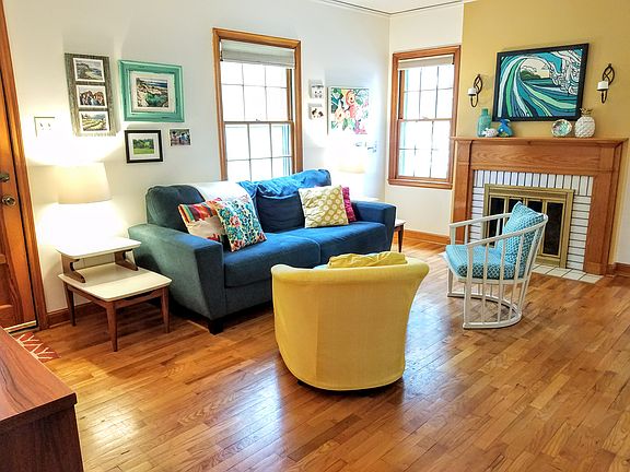 Living Room w Fireplace