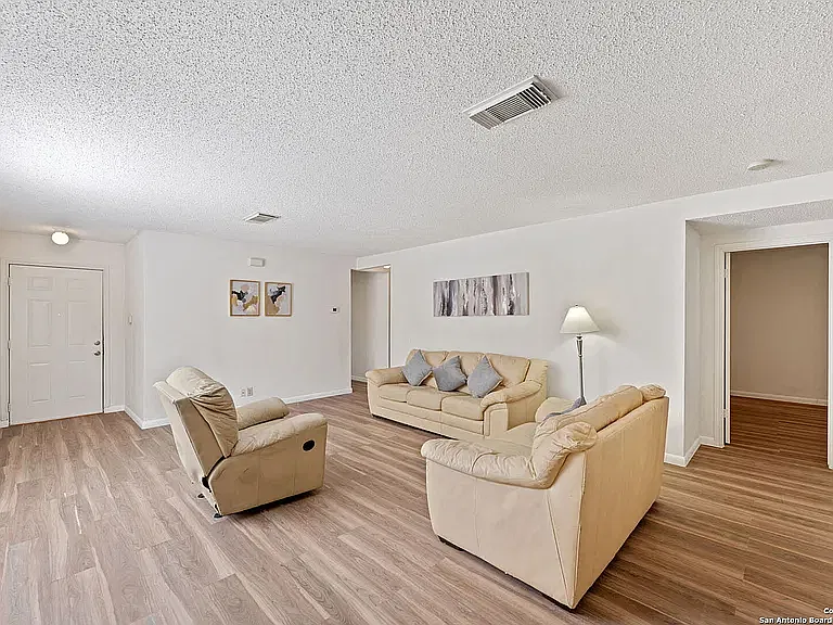 4 bed, 1332 sqft, $800 — Photo 2