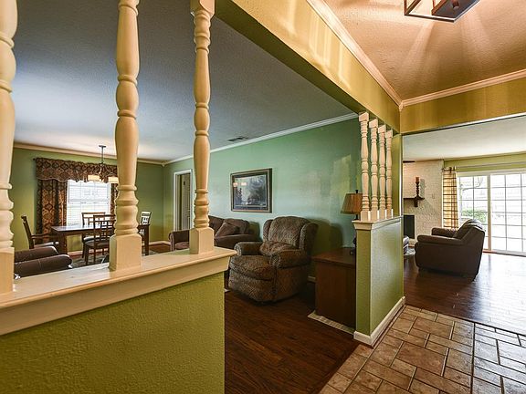 5th image of 2347 Larchmont Dr