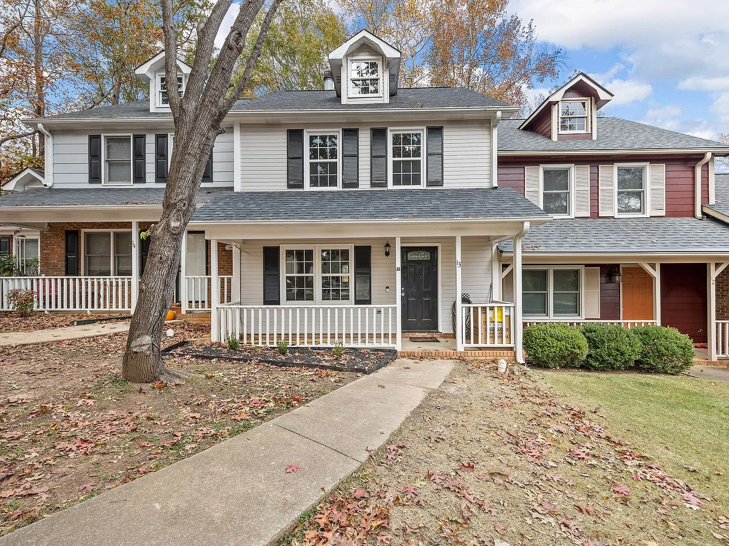 Charming 2br/1.5ba Townhouse Pets Welcome, No Application Fee If Approved — Photo 2
