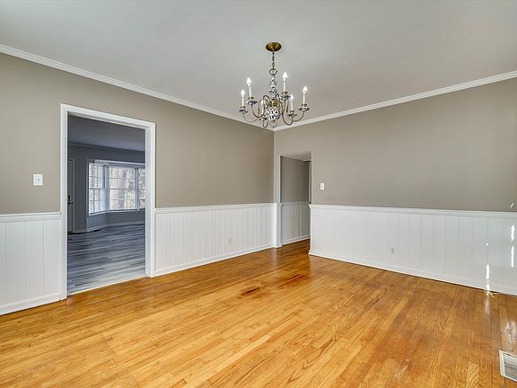 24th image of 134 Lake Bluff Drive