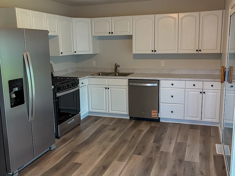 604 W Lee St — Photo 3