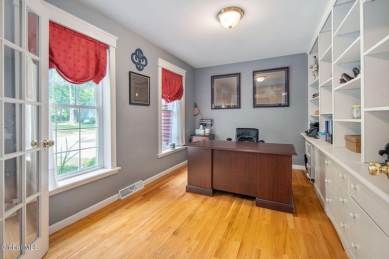 4th image of 106 Berwick Road