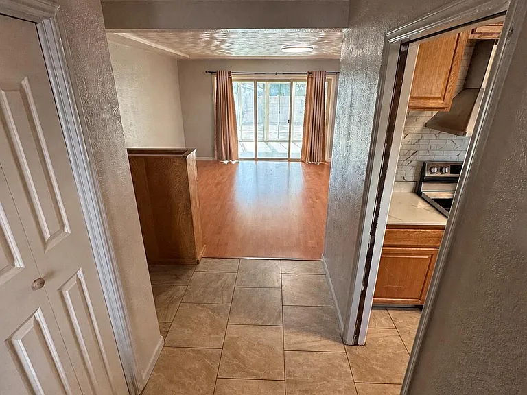 1205 Valencia Dr NE — Photo 2