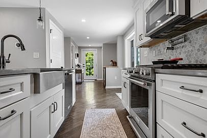 3rd image of 525 Locust Grove Rd