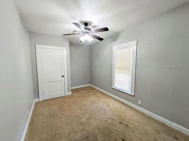 1102 Dallas St — Photo 11
