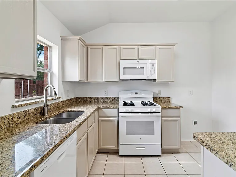 3300 Creekwood Dr — Photo 15