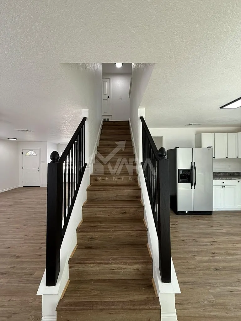 3 bed, 1285 sqft, $2,100 — Photo 4