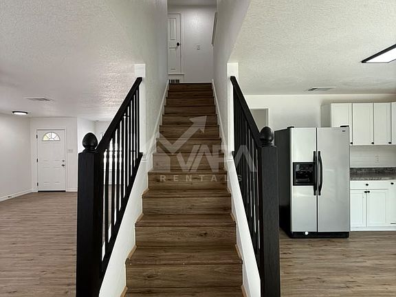 4th image of 817 Meadow Br
