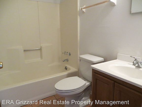 3rd image of 1723 Birchwood Cir APT 2