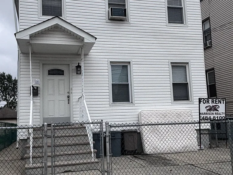 196 Devon St #1 — Photo 1
