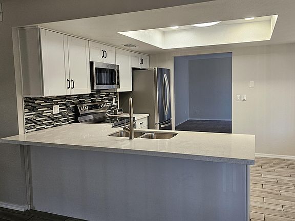 5th image of 2135 W MAPLE Drive