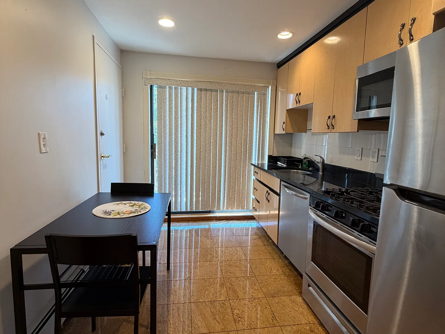 2 bed, 850 sqft, $2,700 — Photo 3
