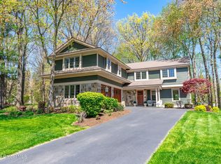 4 Longwood Dr, Clifton Park, NY 12065