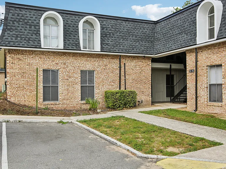 Grand Oaks Apartment — Photo 27