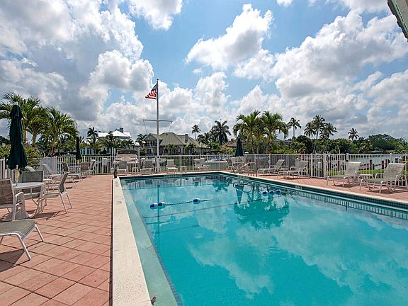 3rd image of 2100 Gulf Shore Blvd N APT 105