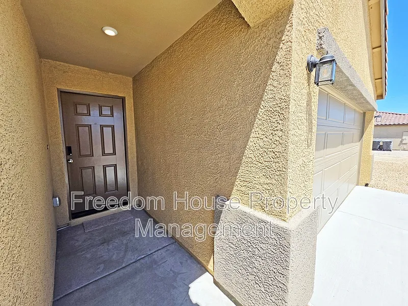 4 bed, 2.0 bath, 1808 sqft, $1,996 — Photo 4