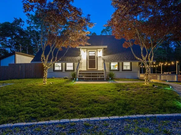 61 Hilltop Dr, Barnstable, MA 02630
