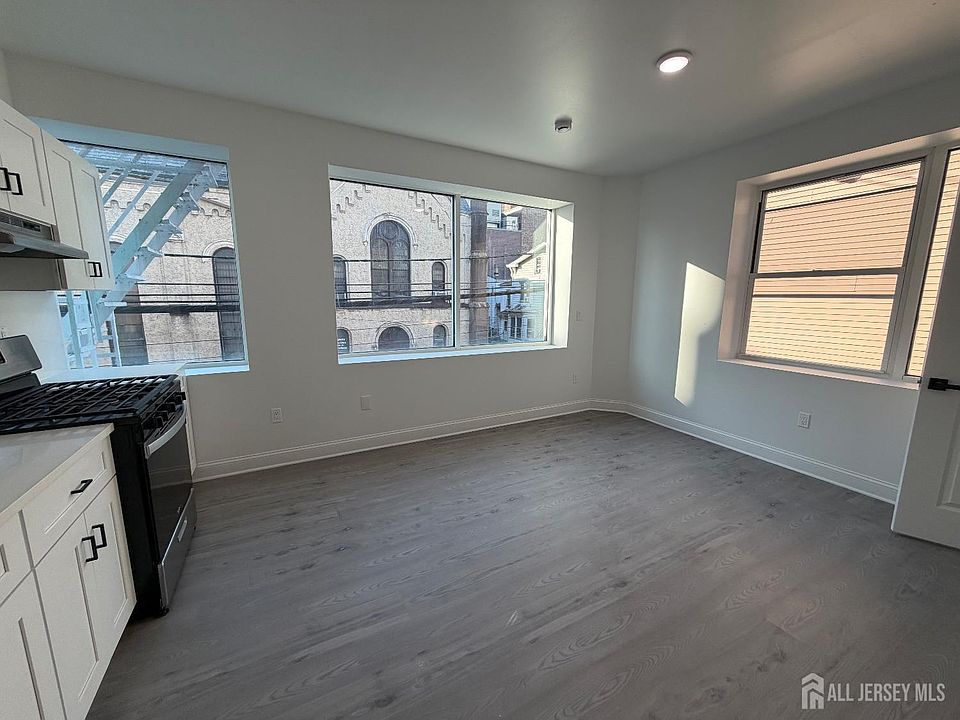 2nd image of 103 Bayard St Suite 9
