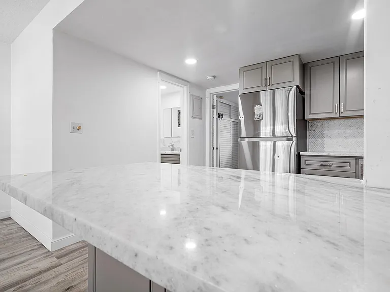 1110 N Riverside Dr #20 — Photo 33