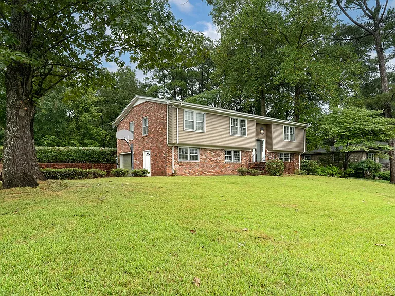 3404 Jones Dr — Photo 2