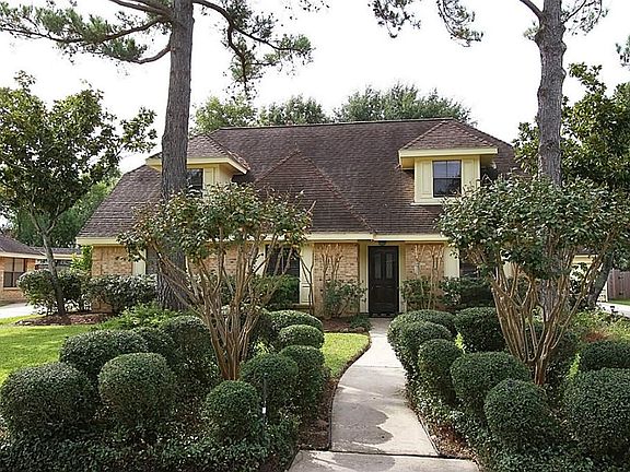 2 Story Perry Home with Large Yard