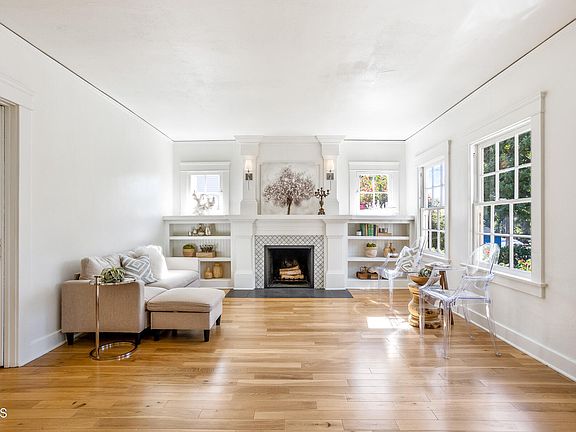 4th image of 990 N Mentor Ave