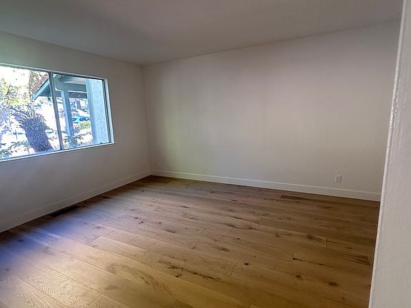 5th image of 133 Ascot Ct #B
