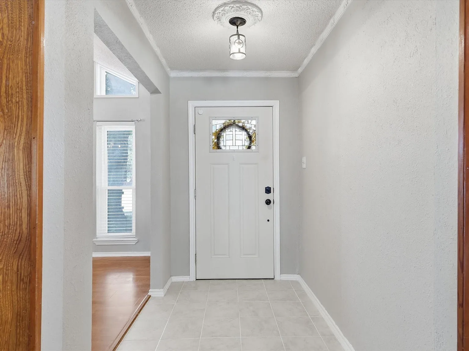 3 bed, 2.0 bath, 1959 sqft, $2,600 — Photo 3