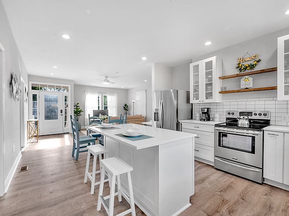 5th image of 103 Dix St