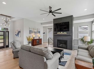 14601 Sutton Dr, Urbandale, IA 50323