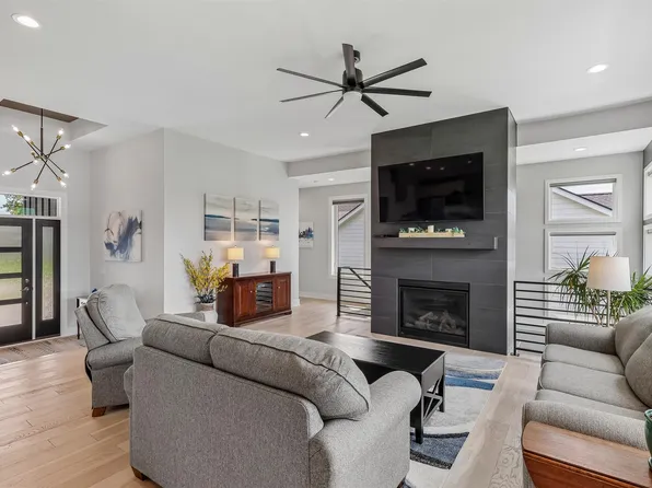 14601 Sutton Dr, Urbandale, IA 50323