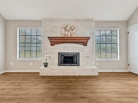 2nd image of 800 Laurel Dr