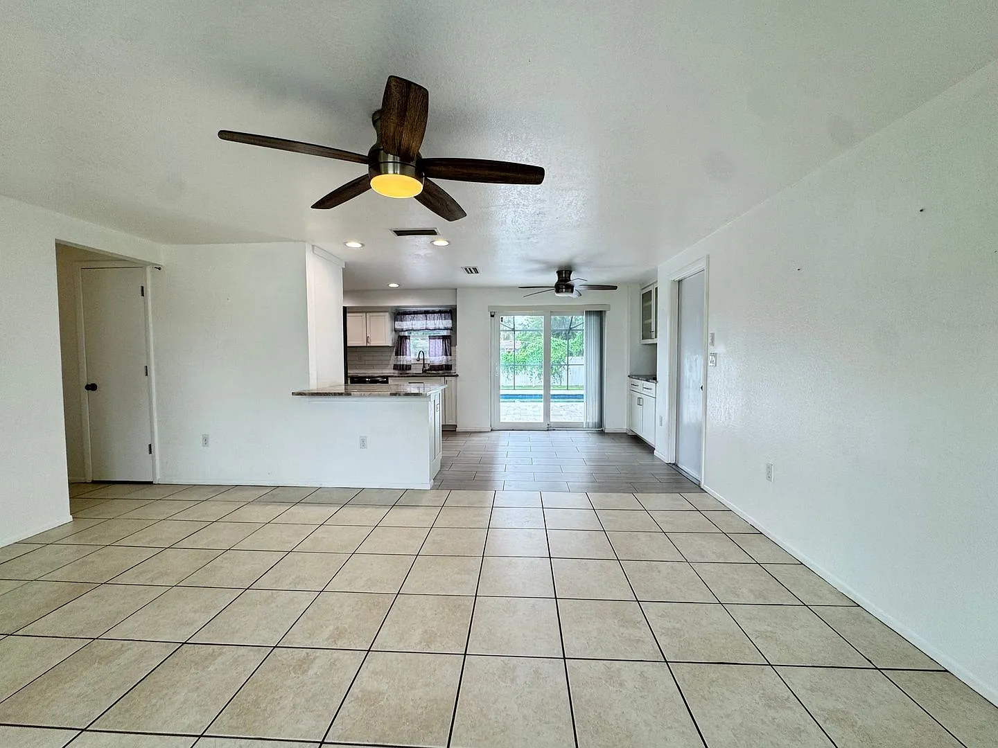 Annual Unfurnished 3-Bedroom, 2-Bathroom House In Oak Shores Community — Photo 4