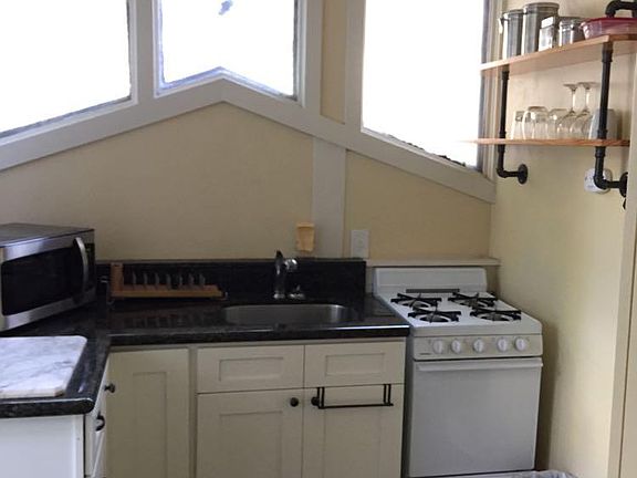 4th image of 824 E University Ave #2
