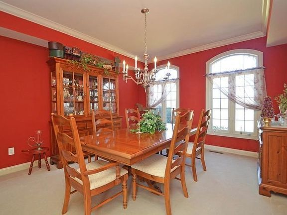 4th image of 909 Clover Ln