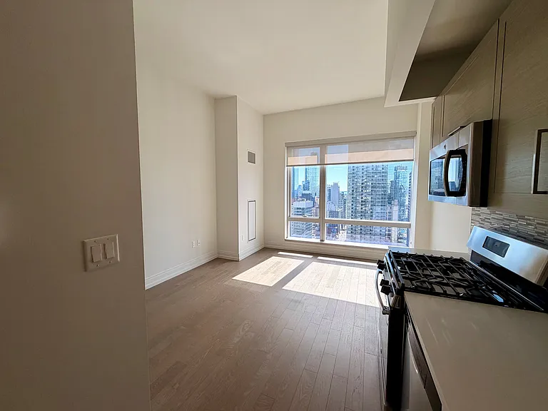 555 10th Ave #20C — Photo 3