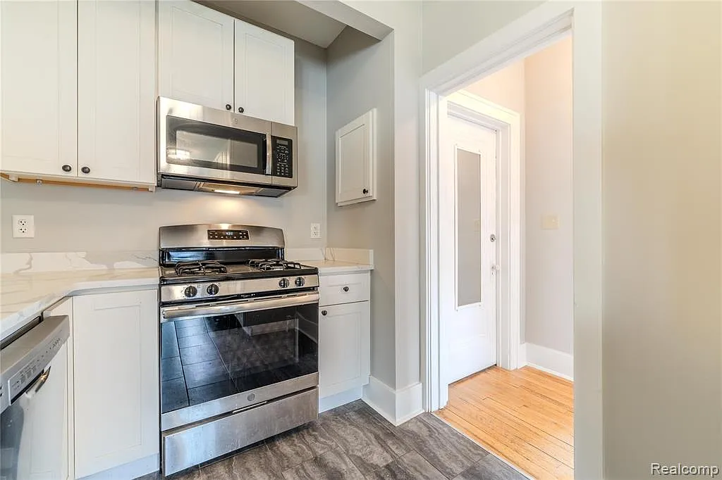 2 bed, 1.0 bath, 850 sqft, $1,900 — Photo 3