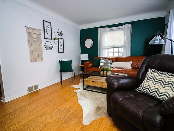 5th image of 33 Tudor Ave